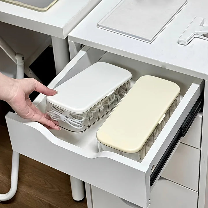 Vit kabelorganisatör box med lock för smidig kabelförvaring på skrivbordet