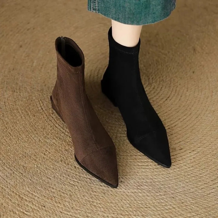 Svart och brun modell av ankelboots sida vid sida