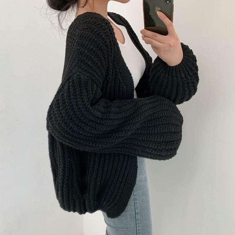 Chunky stickad damcardigan med vida ballongärmar i mysig stil