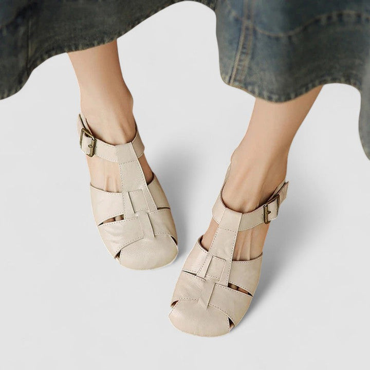 Beige perforerade Mary Jane-skor med klack på modell