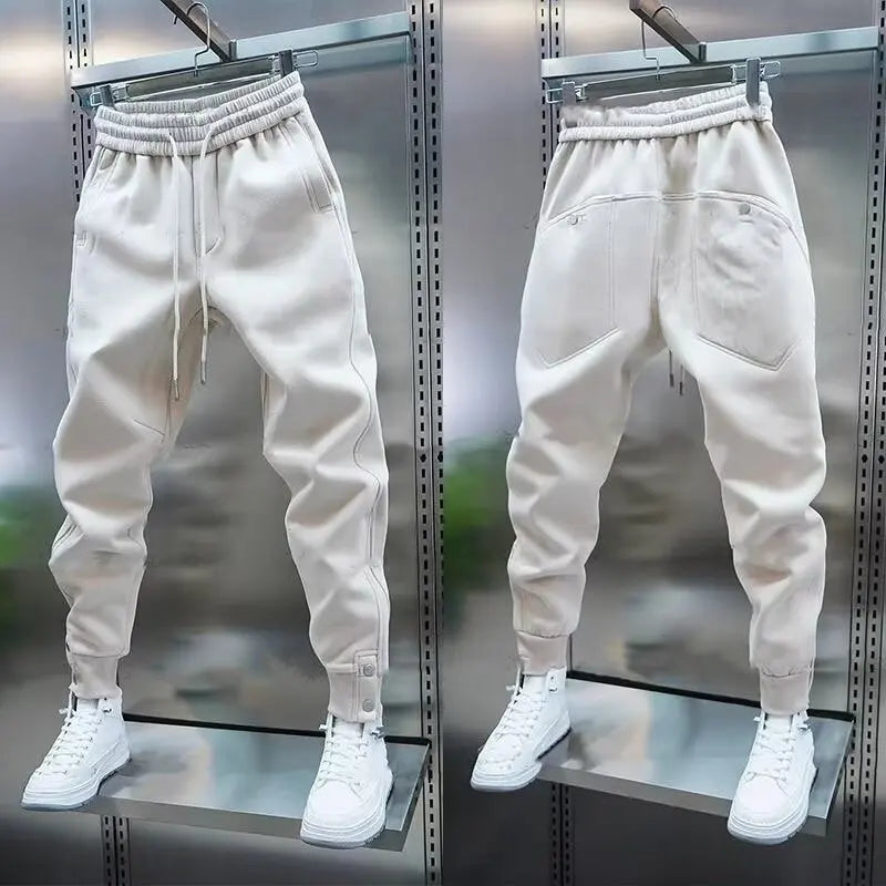 Närbild på tyg och sömmar på beige slim fit-byxor för herrmode