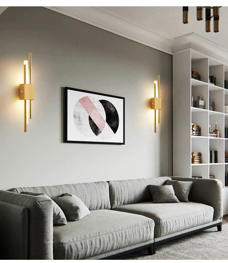 Trådlös LED-vägglampa i guldfärgad design monterad på vägg som modern inomhusbelysning