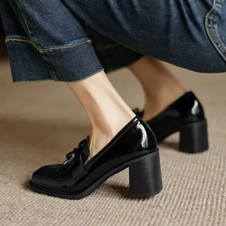 Detaljbild på svart loafer med blank finish och blockklack