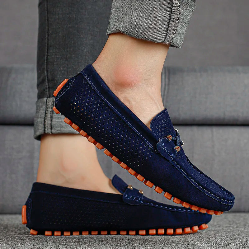 Närbild på blå herrsneakers visande passform och flexibel yttersula