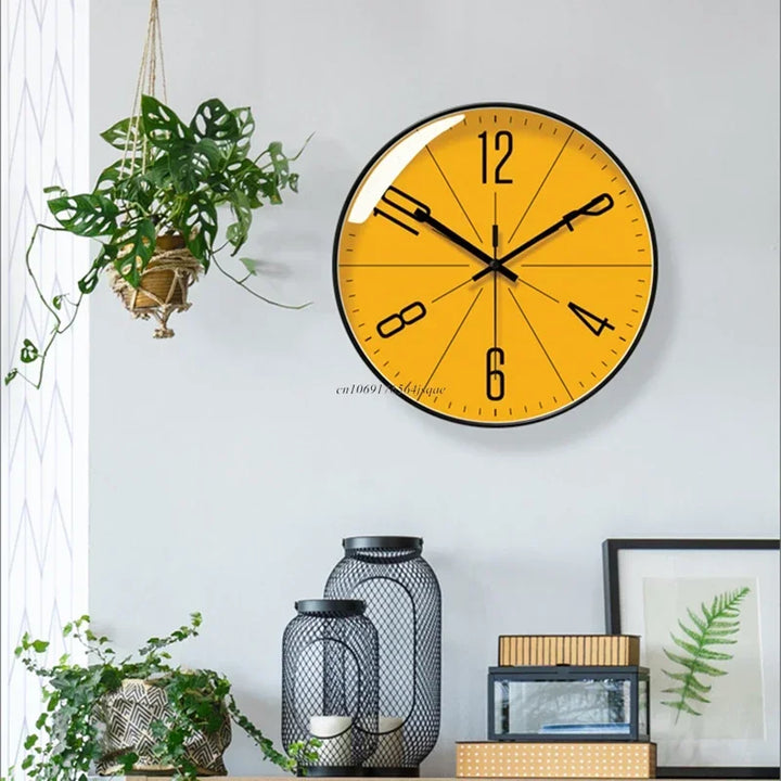 Dekorativ träklocka för hemma och kontor som visar minimalistisk stil