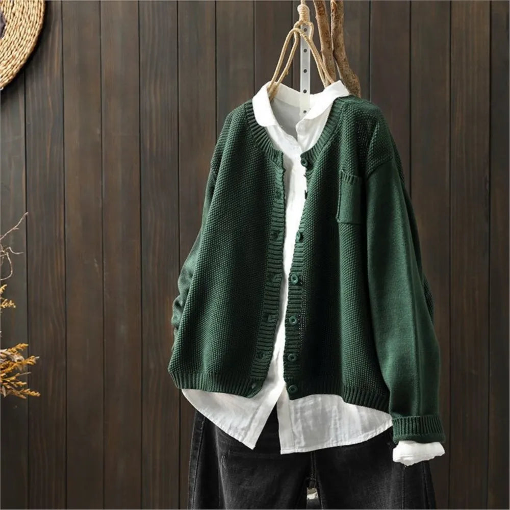 Mörkgrön ribbstickad cardigan med knappar och fickdetalj