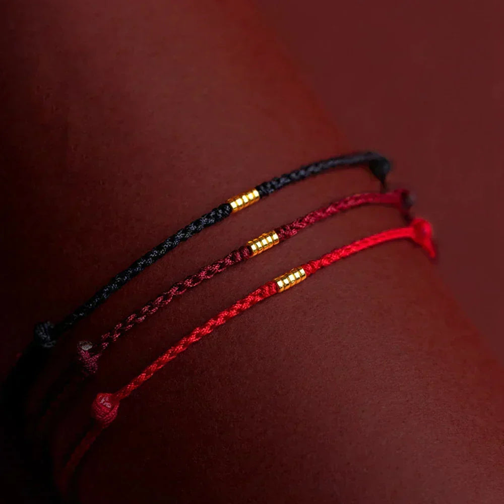 Kabbalah armband med skyddande egenskaper och röd tråd i närbild