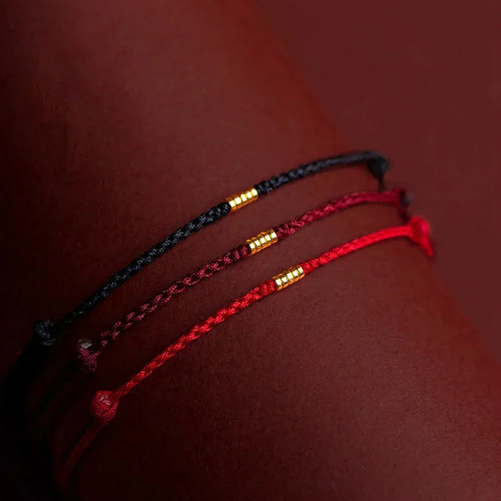 Kabbalah armband med skyddande egenskaper och röd tråd i närbild