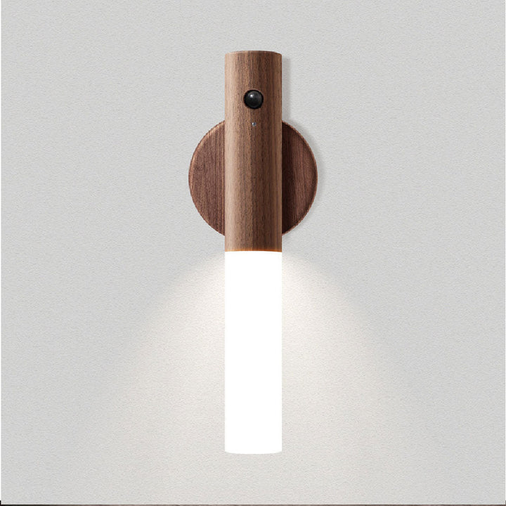 Trådlös LED-vägglampa som lyser upp mörk trappa med sensor