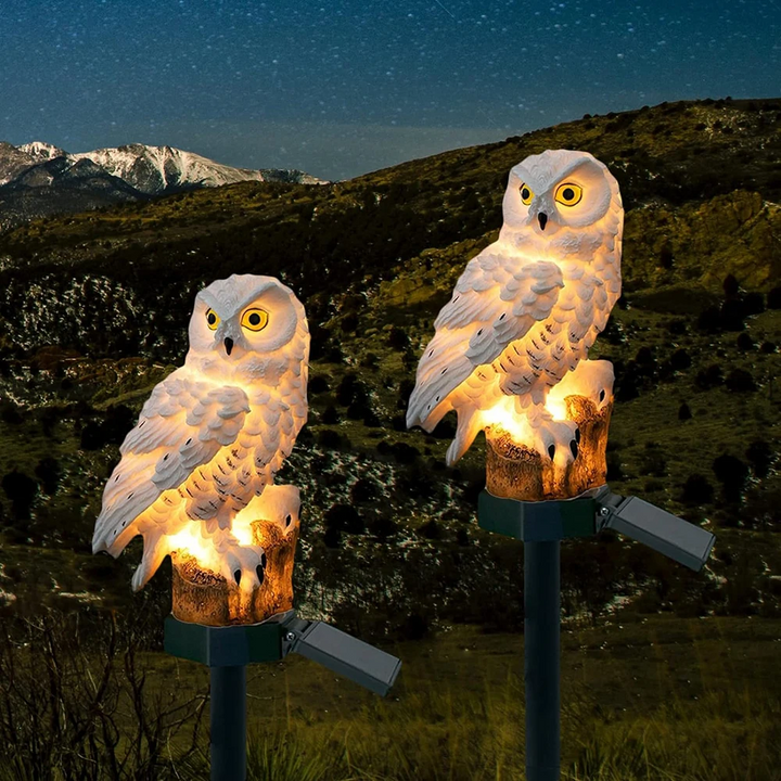 Närbild på uggleformad led-lampa för trädgård med solcellspanel och detaljerad design