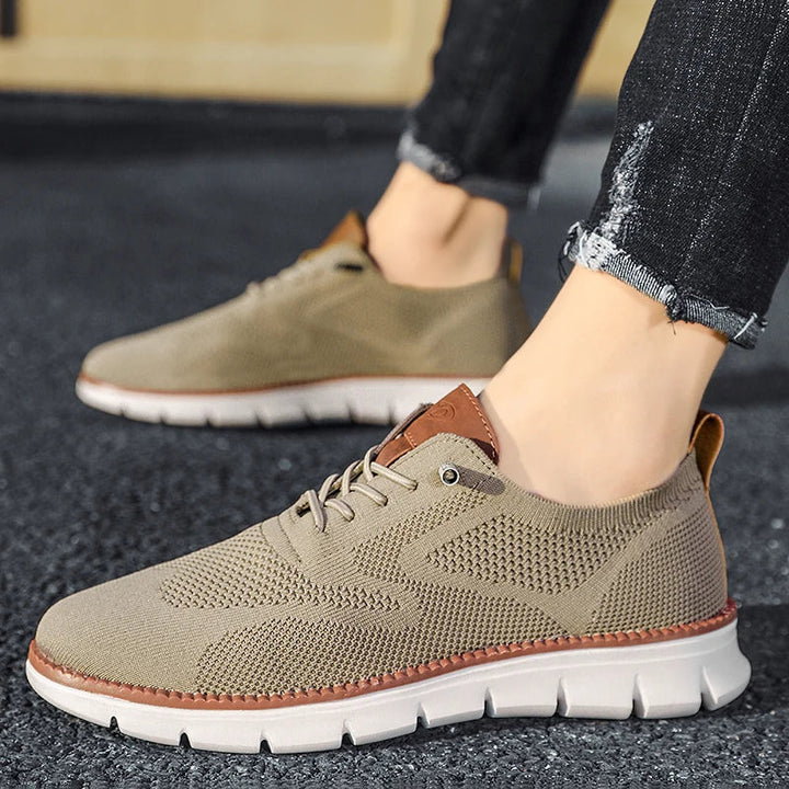 Modell som bär khakifärgade vardagssneakers utomhus