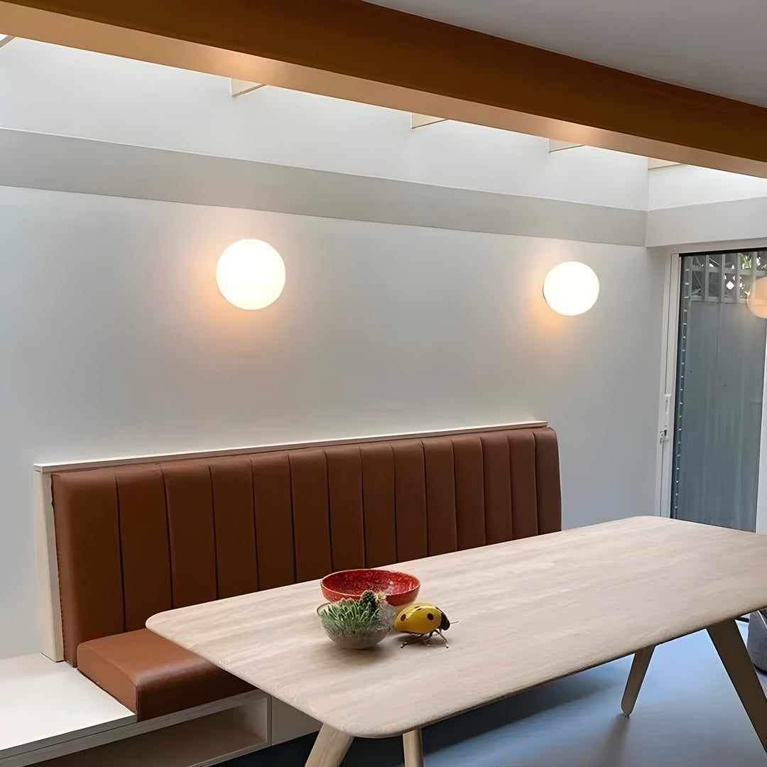 Hallbelysning med modern rund LED-vägglampa för mysig stämning