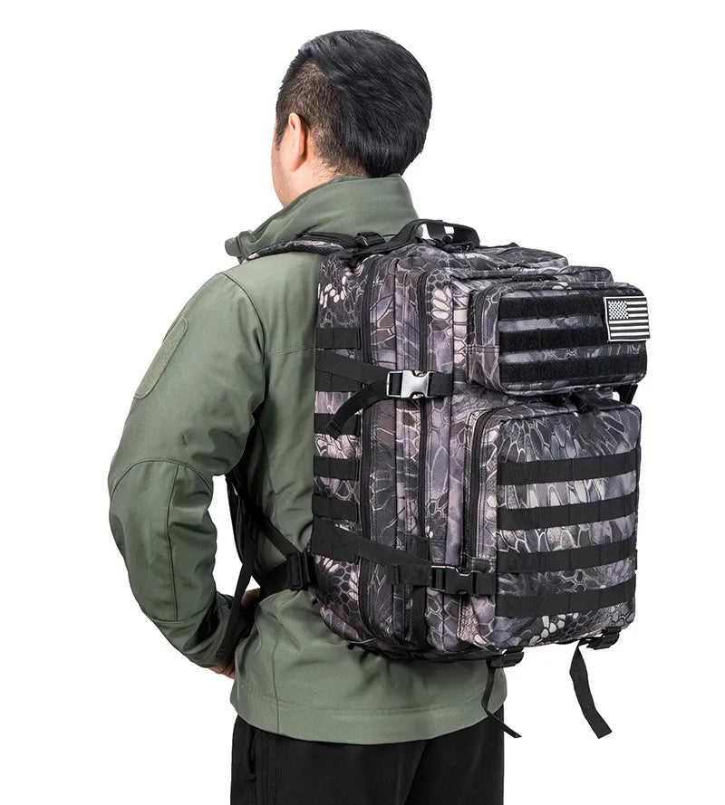 Smidig 45L vandringsryggsäck med ergonomiska axelremmar bakifrån