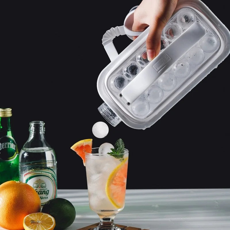 Ishink kanna som hälls upp i ett glas med is och citron
