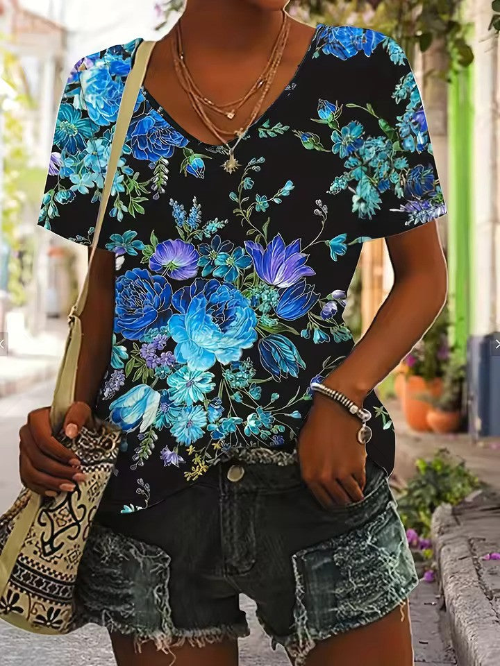 Svart damt-shirt med blå blommigt mönster och v-ringning