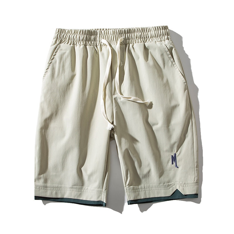 Lätta herrshorts med fickor i modegrön färg för sommar och fritid