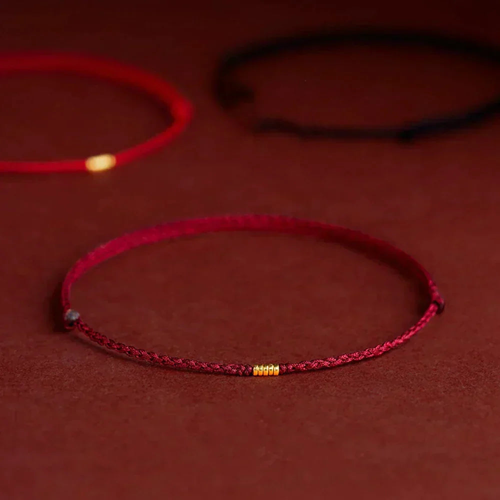 Flera handgjorda Kabbalah armband i olika färger