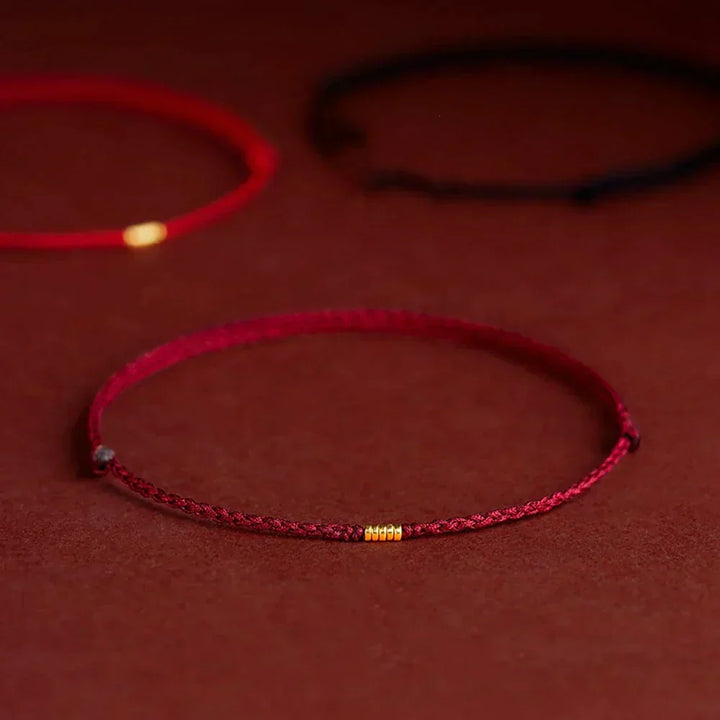 Flera handgjorda Kabbalah armband i olika färger