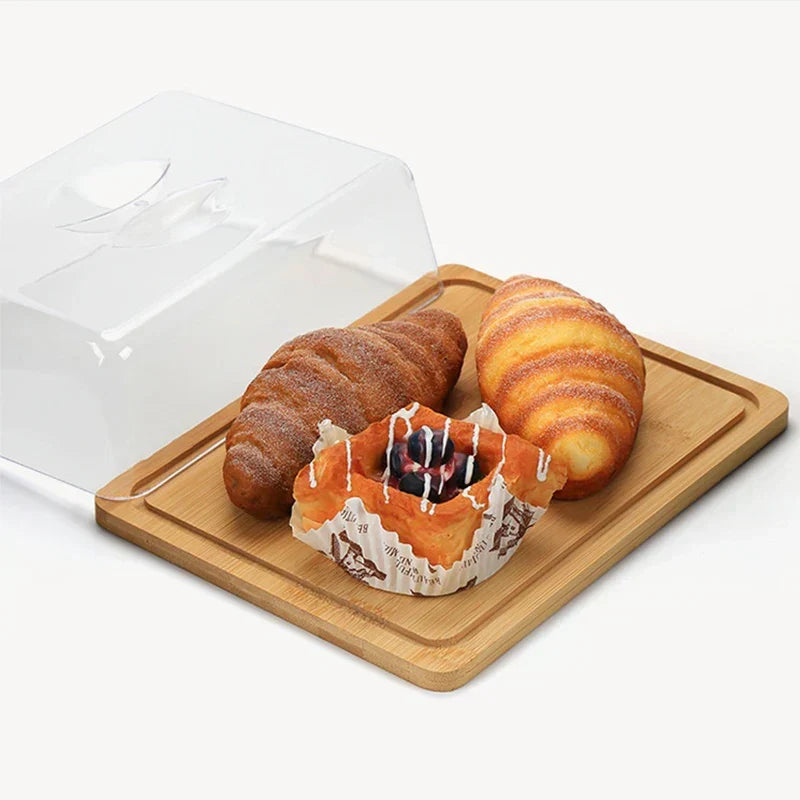 Ost- och smörburk med bakverk på bambuskiva