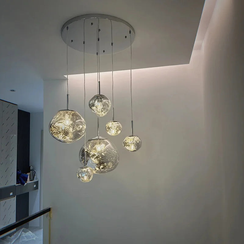 Elegant klusterbelysning med glänsande runda taklampor i modern hemmiljö