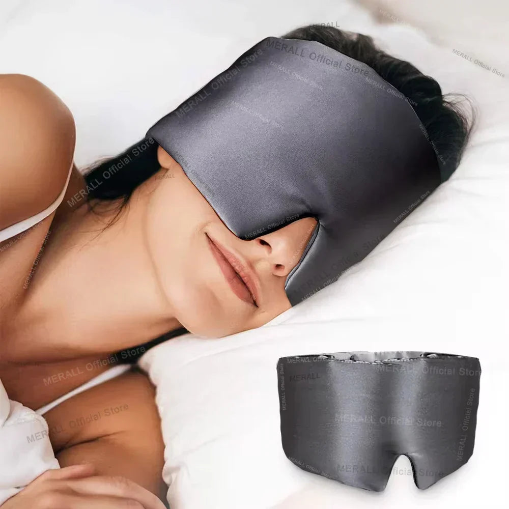 Mörkgrå lyxig sidenmask för djup sömn runt huvudet på en person i sängen