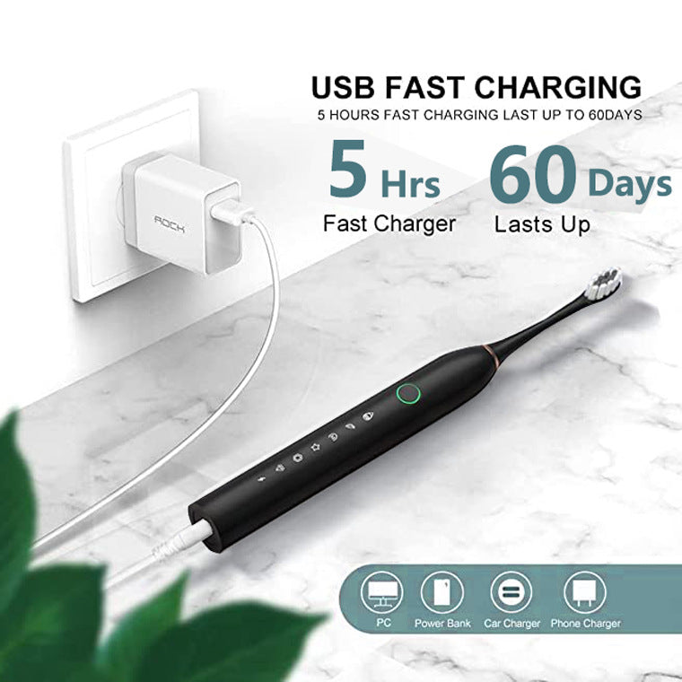 Elektrisk tandborste som laddas med USB-C kabel mot vägguttag
