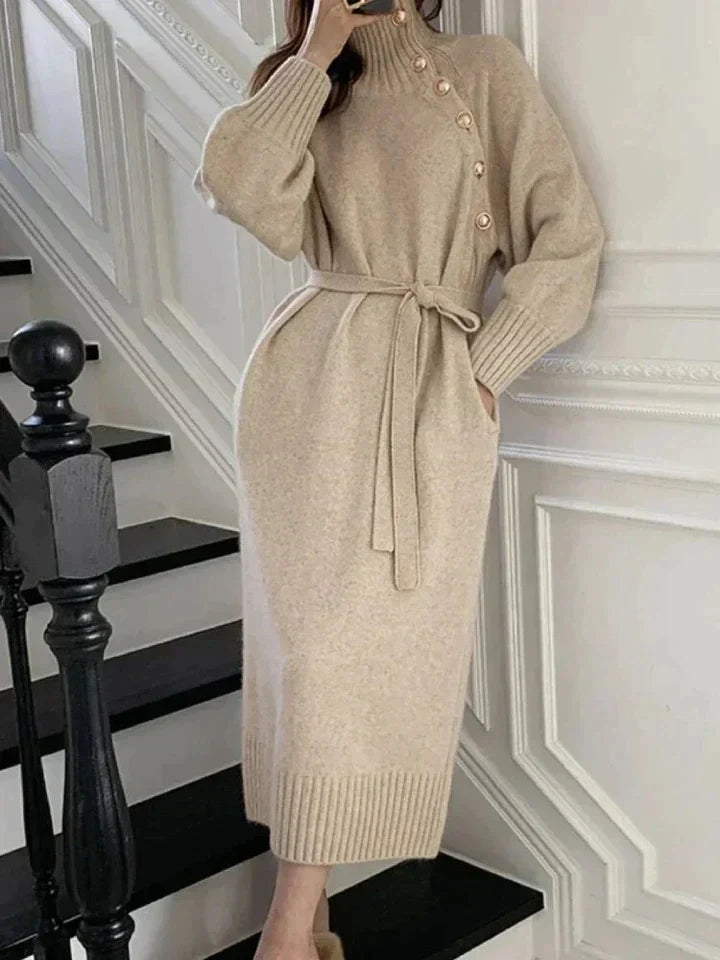 Stilren beige stickad klänning med hög krage och skärp