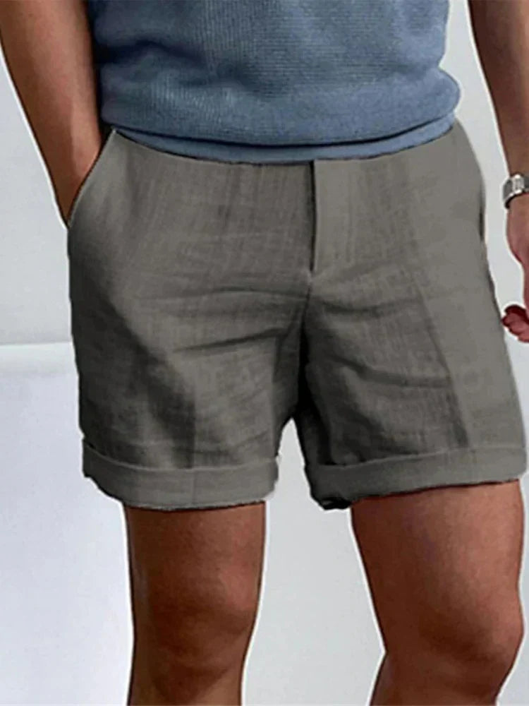 Helhetsbild av modell bärande bekväma sommarshorts