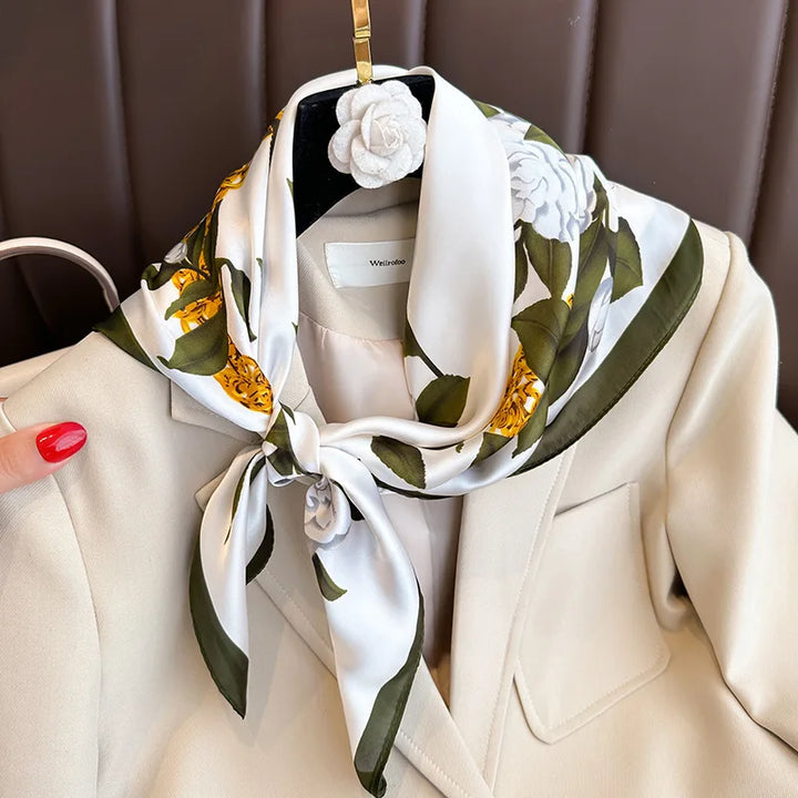 Trendig höstaccessoar i form av en klassisk rutig scarf