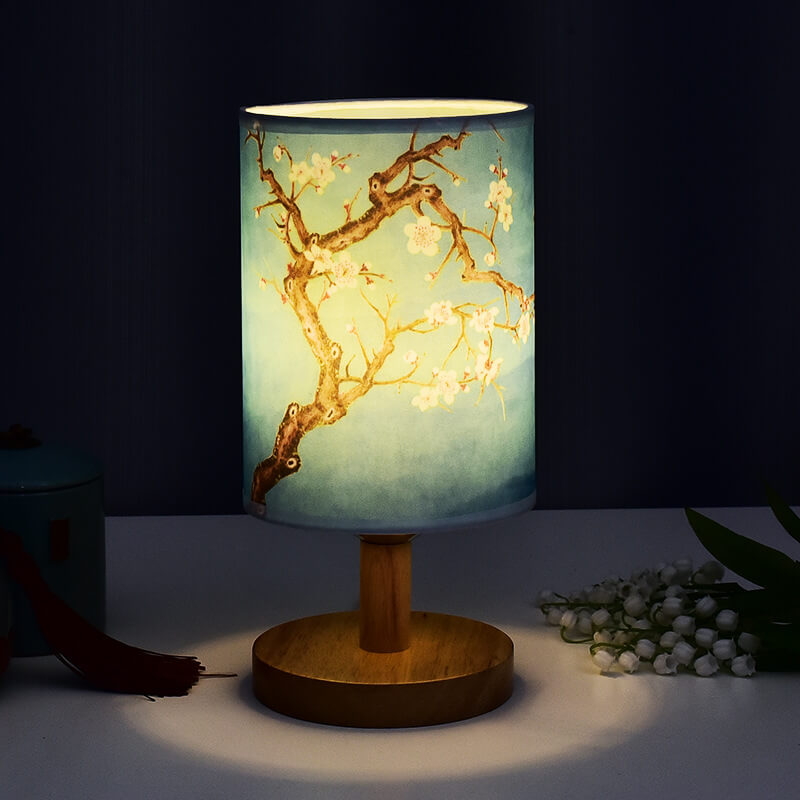 Stämningsfull bordslampa i trä som sprider ett mjukt ljus