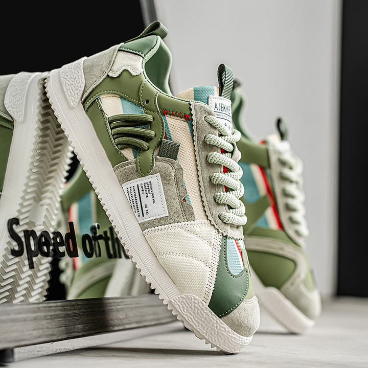 Komplett par av färggranna sneakers för alla tillfällen