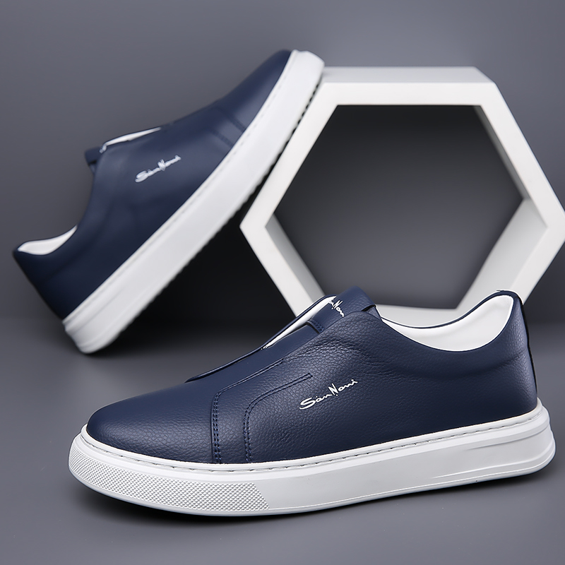 Sula och hälparti på svarta slip-on sneakers för män