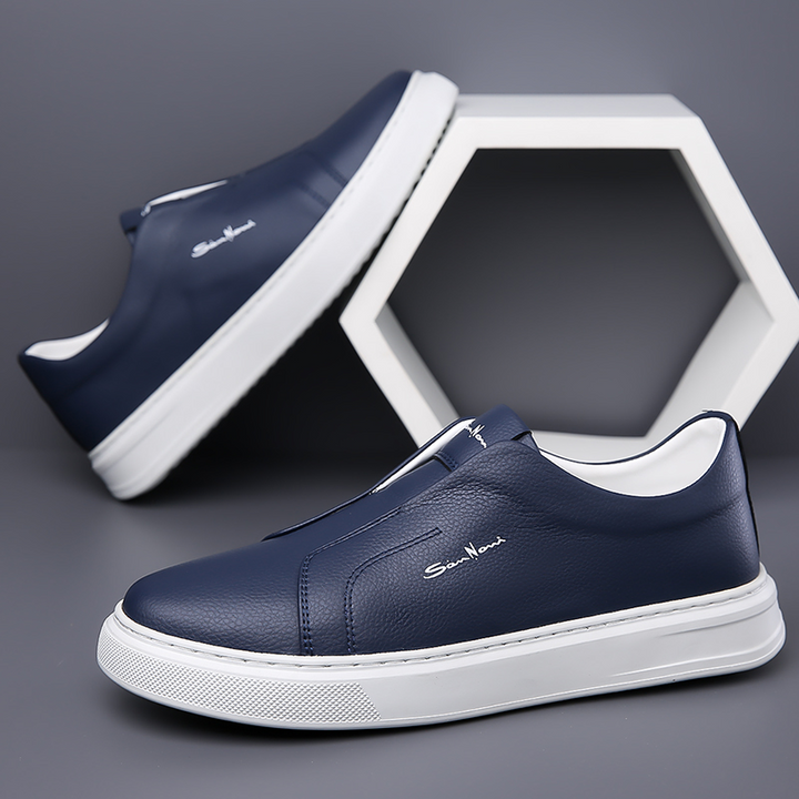 Sula och hälparti på svarta slip-on sneakers för män