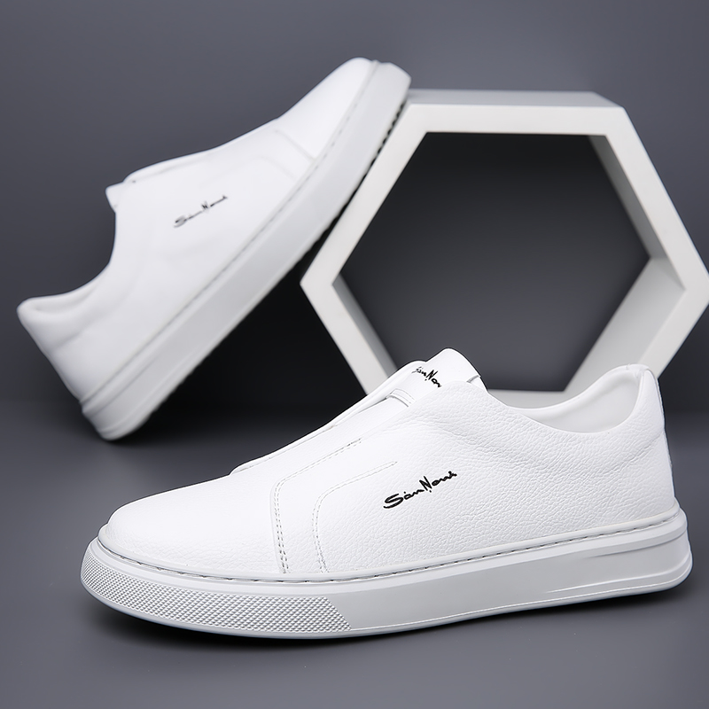 Stilrena vita slip-on sneakers matchade för herrmode