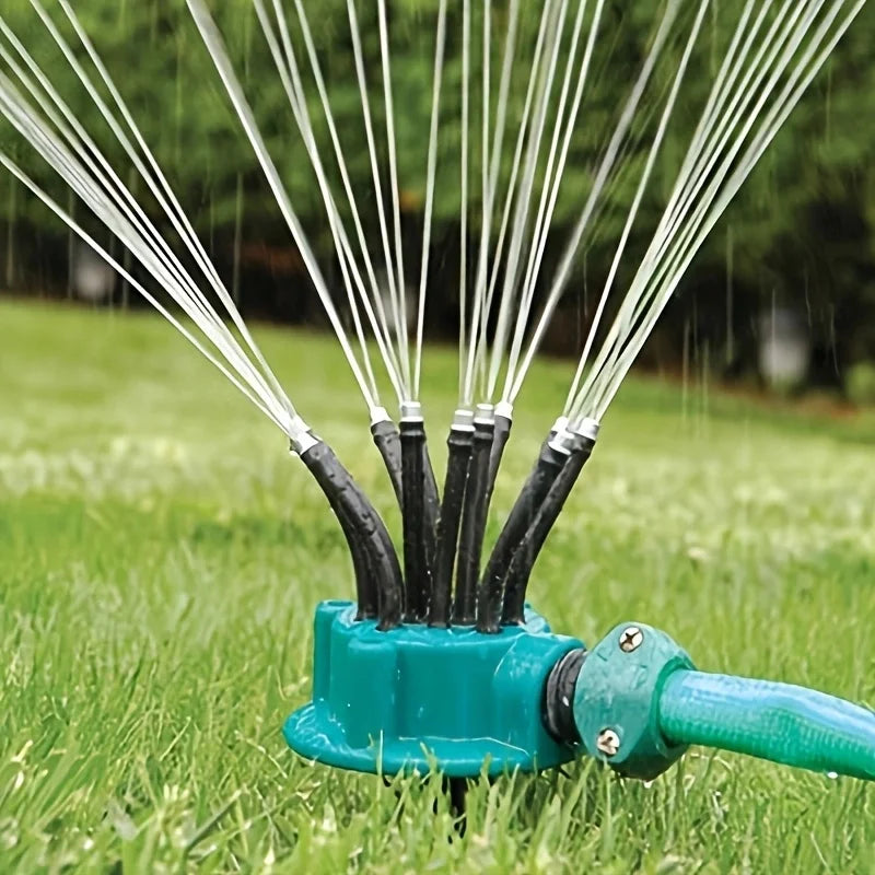Trädgårdssprinkler ansluten till en vattenslang på en gräsmatta