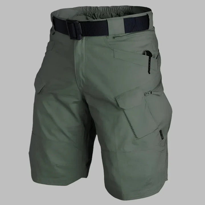 Gröna cargo shorts med flera fickor och bälte