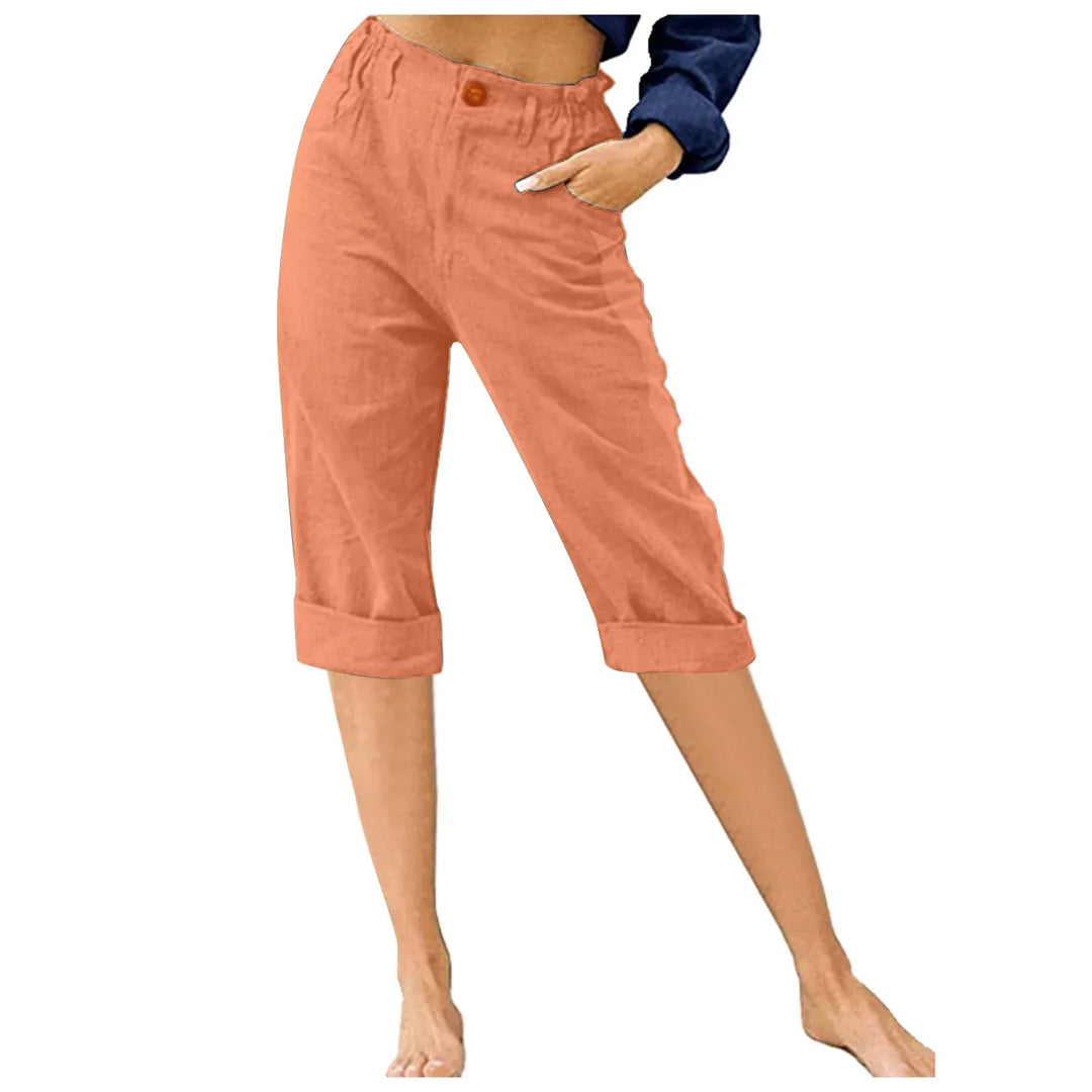 Modell bär bekväma damshorts i sommarstil med fin passform