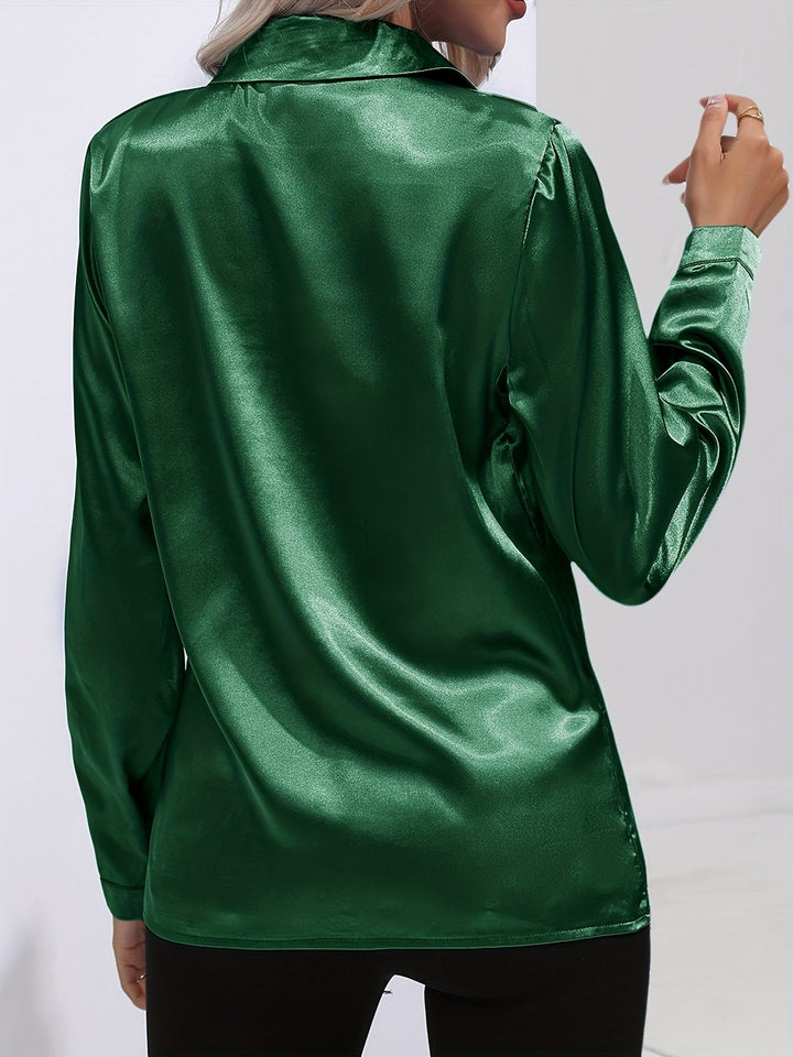 Stilfull helhetsbild av damtopp i satin matchad snyggt