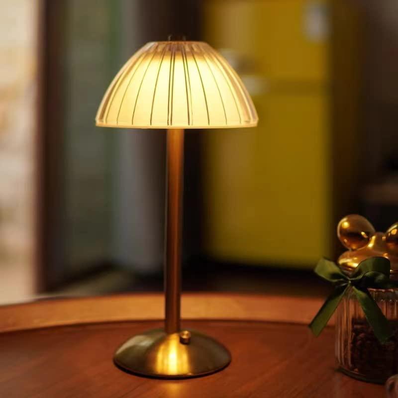 Designad hembelysning med trådlös bordslampa tänd i ett stilrent vardagsrum