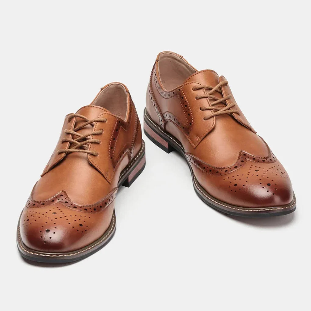 Brunt läder oxford wingtip brogue herrsko med dekorativa mönster och snörning från sidan