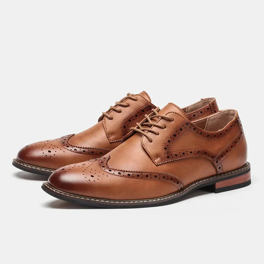 Formell snöskor för herrar i brun läderfinish med traditionella brogue-perforeringar
