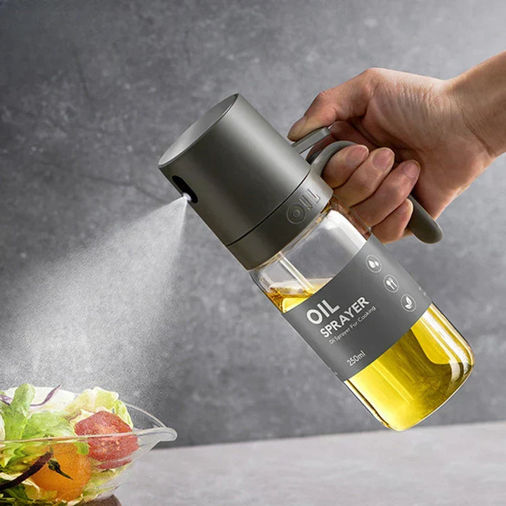Gourmet Mist 250ml oljesprayflaska som sprayar olja över en fräsch sallad i köket