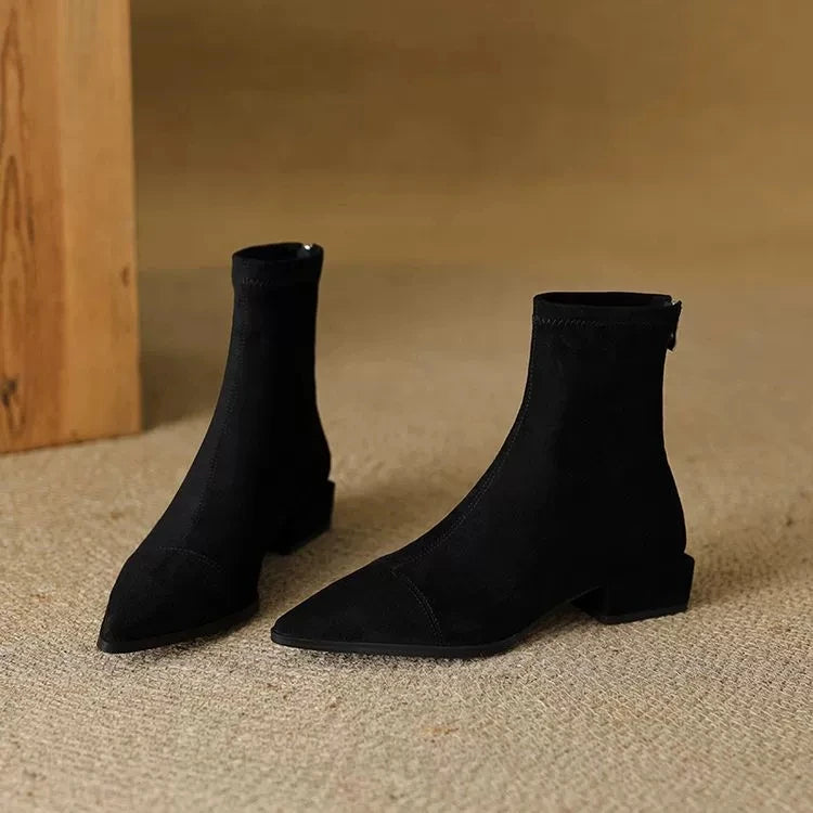 Stilrena ankelboots med blockklack för dam i klassisk design