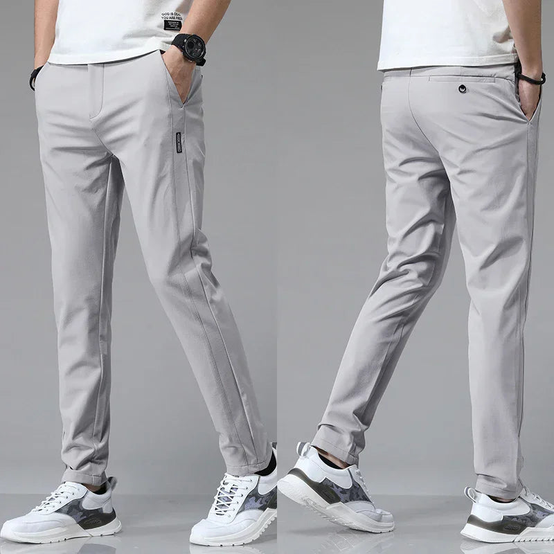 Man i ljusgrå ultralätta slim fit-byxor bakifrån och framifrån