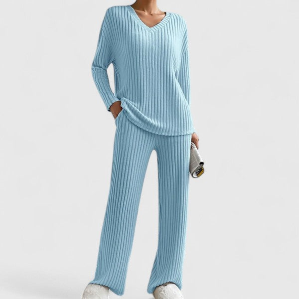 Dam ribbat stickat loungeset i beige med V-hals och lång ärm för mysiga dagar hemma