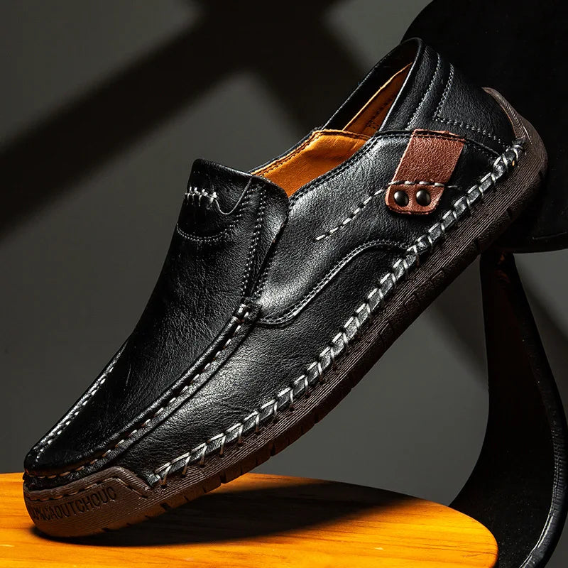 Klassiska bruna läderloafers för herrar med slip-on-design och dekorativ söm