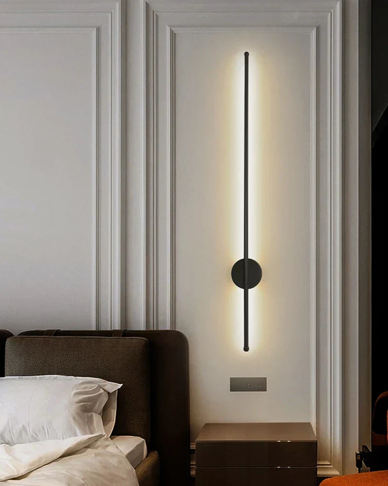 Svart trådlös magnetisk LED vägglampa monterad i ett elegant sovrum