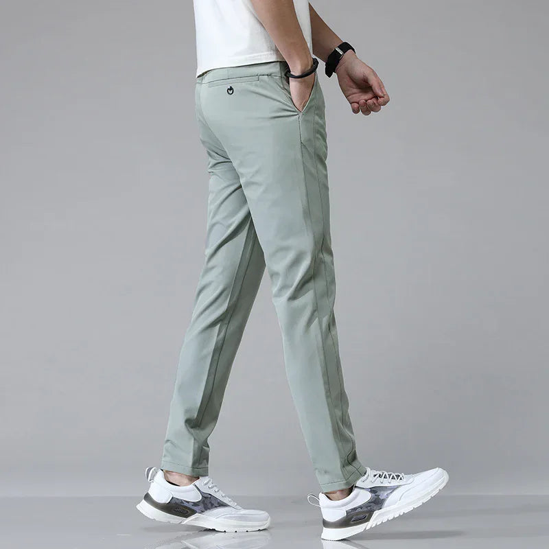Slim fit herrbyxor i ultralätt material för sport och sommar