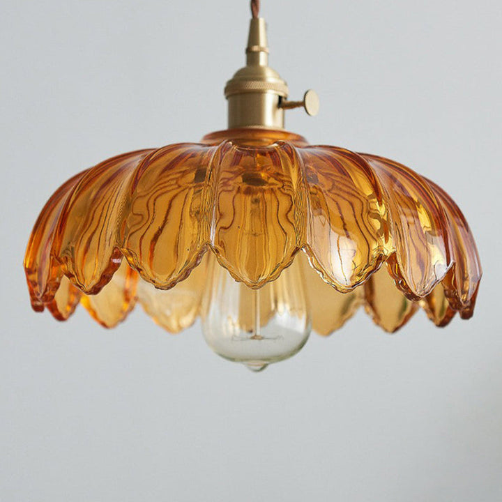 Taklampa i vintage stil med vacker glasskärm och varm belysning