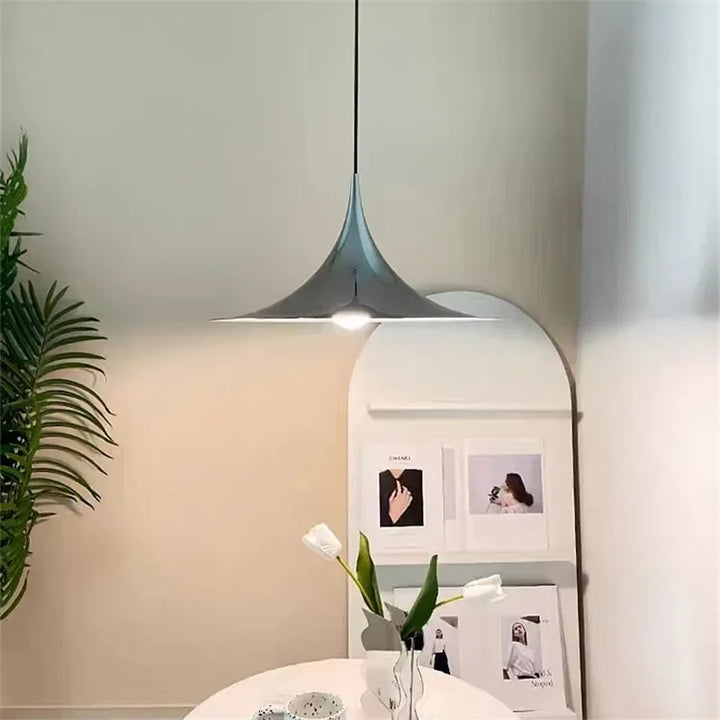 Modern hängande metallampa belyst i mörkare miljö [[lstfy-media:9]]